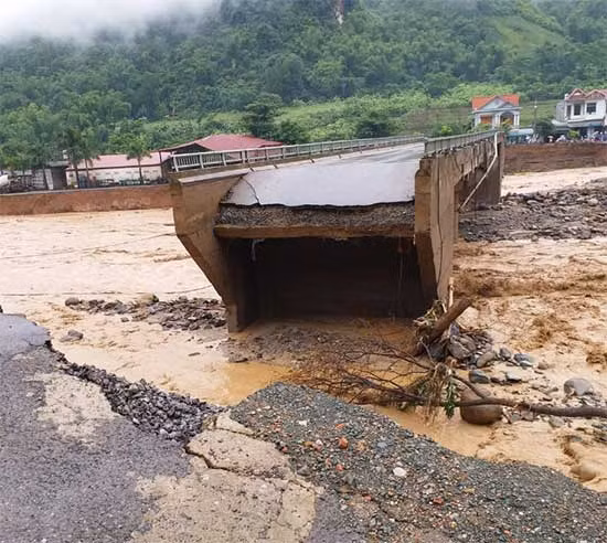 Cầu Nặm Păm trên Quốc lộ 279 D bị sập toàn bộ 2 mố cầu