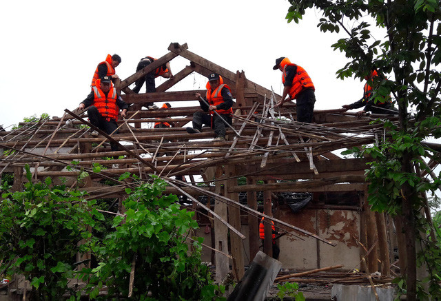 Lực lượng vũ trang hỗ trợ người dân thị trấn Ít Ong, huyện Mường La khắc phục hậu quả mưa lũ. Ảnh: Nguyễn Cường - TTXVN Lực lượng vũ trang hỗ trợ người dân thị trấn Ít Ong, huyện Mường La khắc phục hậu quả mưa lũ. Ảnh: Nguyễn Cường - TTXVN