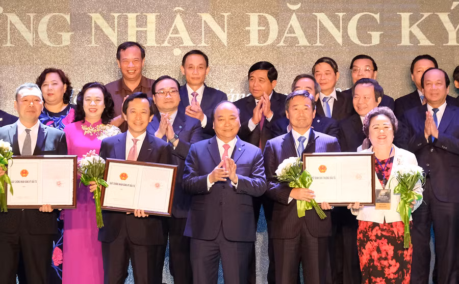 Thủ tướng trao giấy chứng nhận đầu tư cho các doanh nghiệp. - Ảnh: VGP