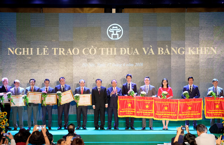 Thủ tướng trao Cờ thi đua của Chính phủ và Bằng khen của Thủ tướng Chính phủ cho các doanh nghiệp. - Ảnh: VGP Thủ tướng trao Cờ thi đua của Chính phủ và Bằng khen của Thủ tướng Chính phủ cho các doanh nghiệp. - Ảnh: VGP