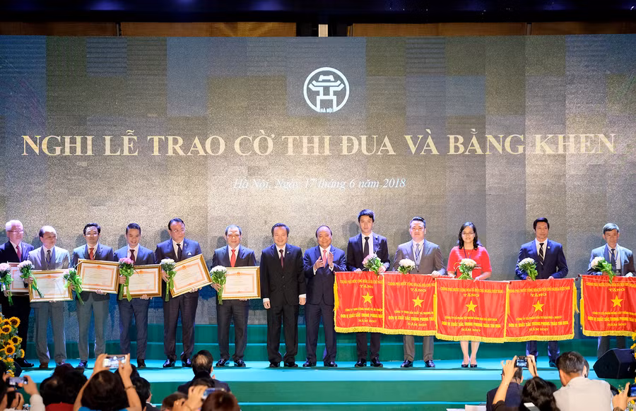 Thủ tướng trao Cờ thi đua của Chính phủ và Bằng khen của Thủ tướng Chính phủ cho các doanh nghiệp. - Ảnh: VGP