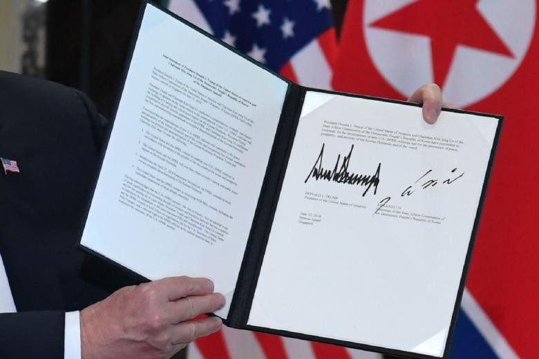 Thỏa thuận Mỹ-Triều Tiên ngày 12/6 có chữ ký của ông Donald Trump và ông Kim Jong-un. Ảnh: The Straits Times
