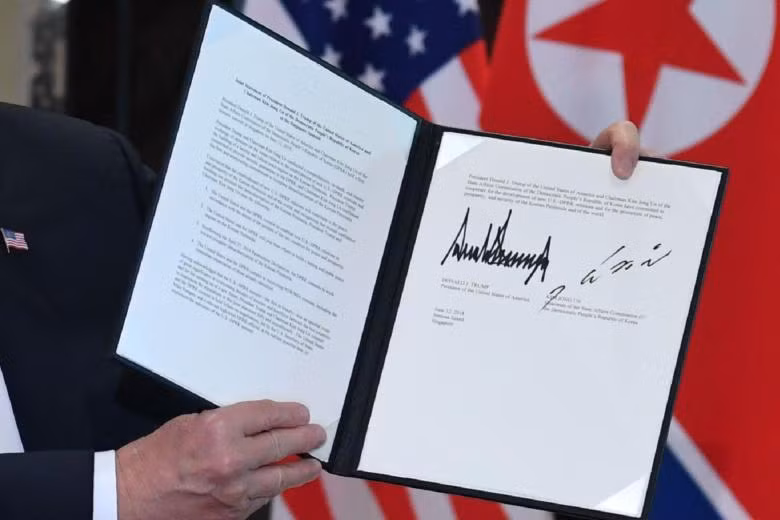Thỏa thuận Mỹ-Triều Tiên ngày 12/6 có chữ ký của ông Donald Trump và ông Kim Jong-un. Ảnh: The Straits Times Thỏa thuận Mỹ-Triều Tiên ngày 12/6 có chữ ký của ông Donald Trump và ông Kim Jong-un. Ảnh: The Straits Times