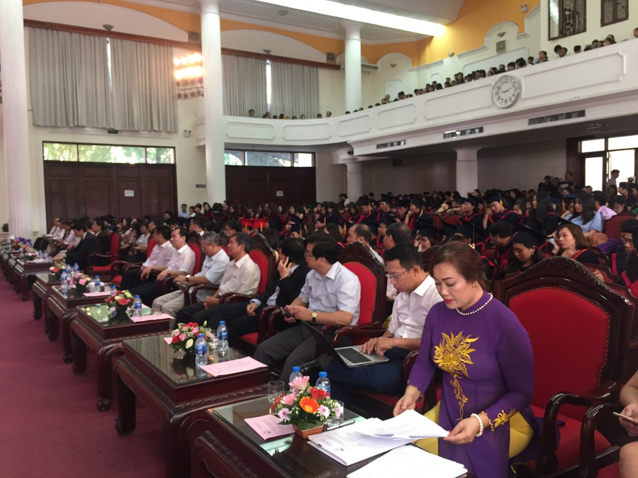 Đông đảo cán bộ giáo viên và sinh viên trường Đại học Giáo dục tham gia buổi lễ. Đông đảo cán bộ giáo viên và sinh viên trường Đại học Giáo dục tham gia buổi lễ.