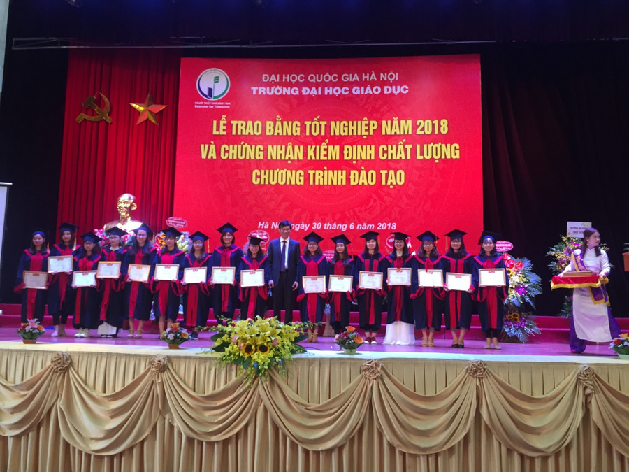 Trường ĐH Giáo dục trao bằng tốt nghiệp cho các cử nhân, thạc sỹ và tiến sỹ kết thúc khóa học tại trường. Trường ĐH Giáo dục trao bằng tốt nghiệp cho các cử nhân, thạc sỹ và tiến sỹ kết thúc khóa học tại trường.