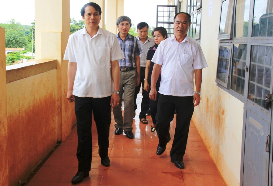 Thứ trưởng Bộ GD&ĐT Phạm Mạnh Hùng kiểm tra công tác tổ chức kỳ thi tại trường THPT A Sanh - Gia Lai