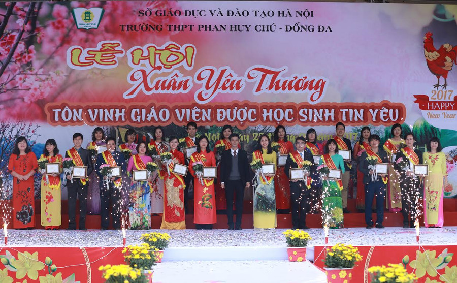 Các giáo viên phấn khởi nhận phần thưởng danh dự “nhà giáo được học sinh tin yêu”