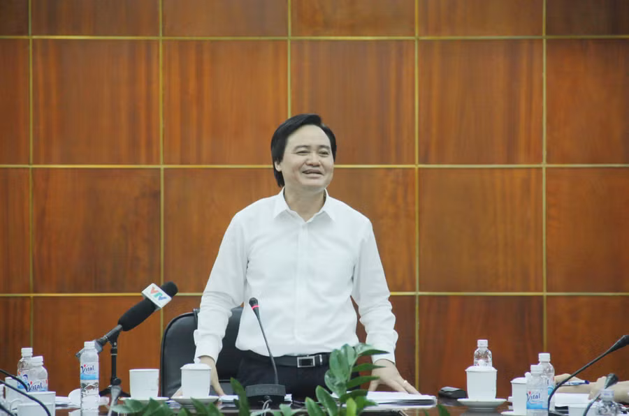 Bộ trưởng Bộ GD&ĐT Phùng Xuân Nhạ phát biểu tại cuộc họp 
