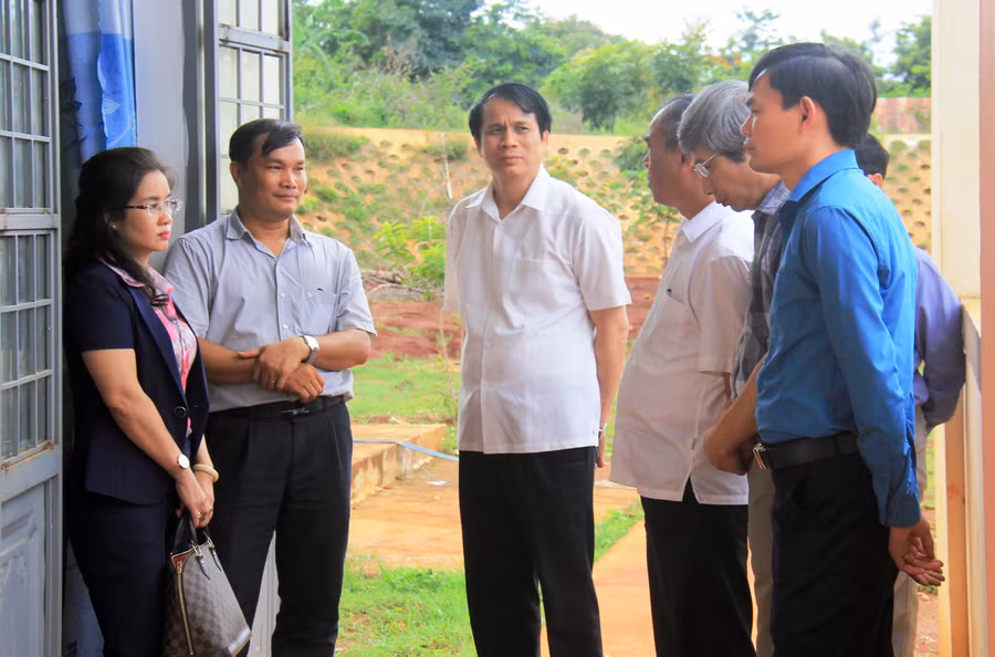 Thứ trưởng Bộ GD&ĐT Phạm Mạnh Hùng kiểm tra công tác tổ chức kỳ thi tại trường THPT A Sanh