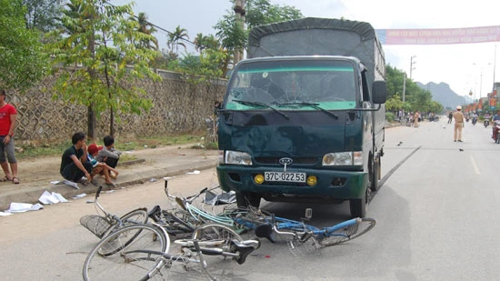 Xe tải gây tai nạn làm 6 em học sinh thương vong