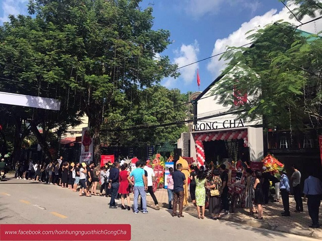 Để thưởng thức được cốc trà sữa, thực khách phải xếp hàng dài cả ra ngoài đường để chờ đến lượt Để thưởng thức được cốc trà sữa, thực khách phải xếp hàng dài cả ra ngoài đường để chờ đến lượt