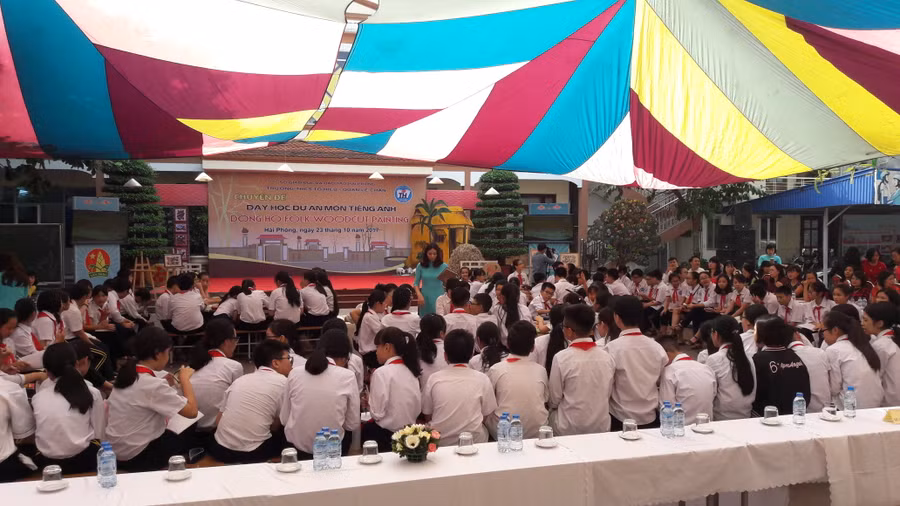 Cô và trò lớp 7 trường THCS Tô Hiệu trong tiết học tiếng Anh