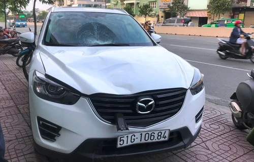 Chiếc Mazda CX5 sau khi gây tai nạn làm người đàn ông tử vong đã bỏ chạy và bị người dân truy đuổi, bắt giữ.