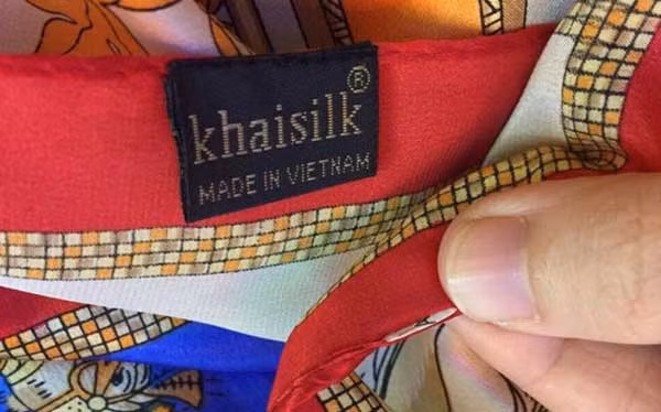  Dấu vết trên khăn của Khaisilk được cho là có sự cắt mác cũ để dập mác mới.