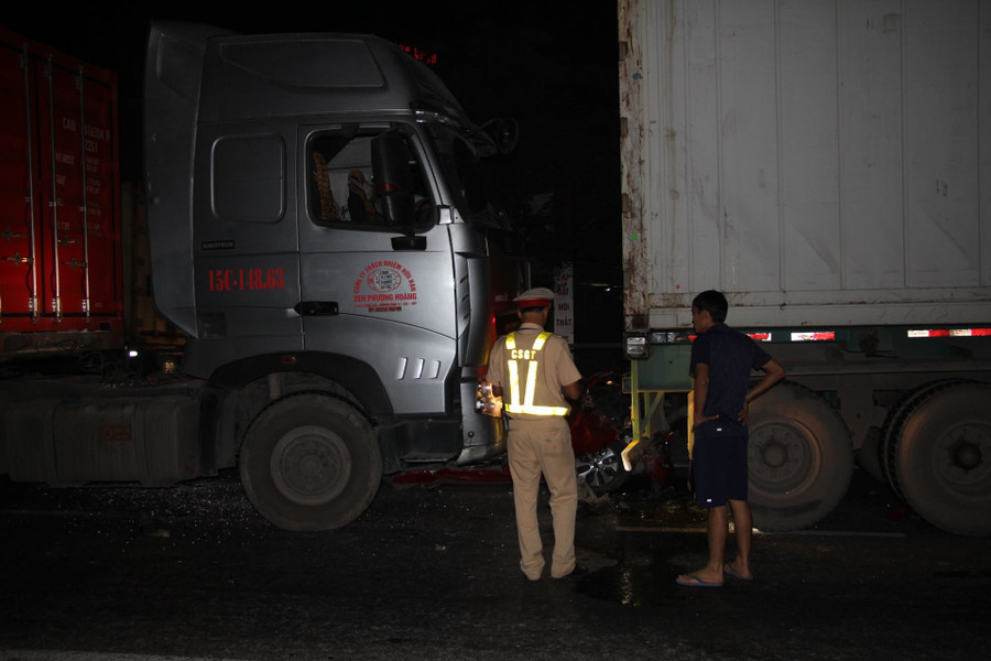 Lực lượng chức năng có mặt tại hiện trường để điều tra nguyện nhân, phân luồng điều tiết giao thông