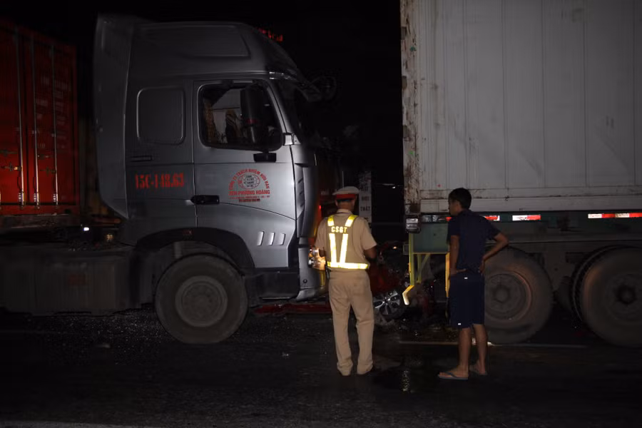 Lực lượng chức năng có mặt tại hiện trường để điều tra nguyện nhân, phân luồng điều tiết giao thông Lực lượng chức năng có mặt tại hiện trường để điều tra nguyện nhân, phân luồng điều tiết giao thông