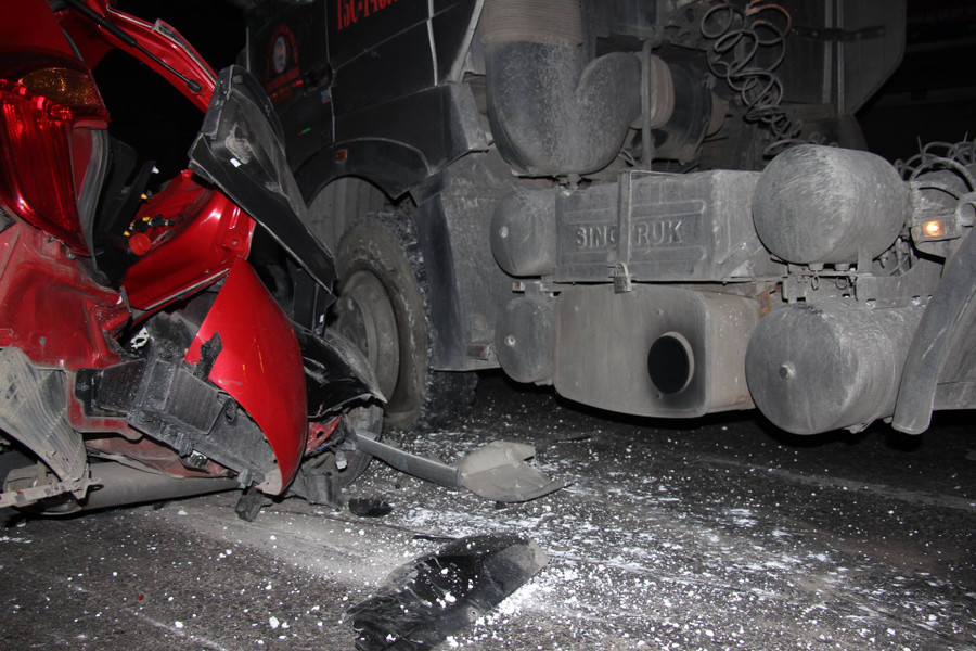 Chiếc xe con bị biến dạng hoàn toàn