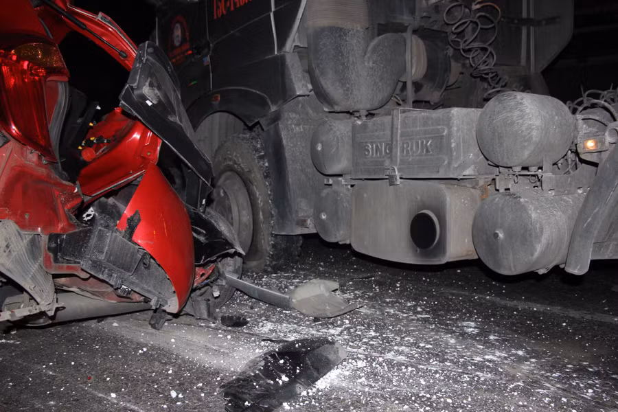 Chiếc xe con bị biến dạng hoàn toàn Chiếc xe con bị biến dạng hoàn toàn