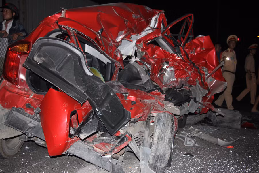 Chiếc xe bị nát bét sau cú dồn toa của 2 xe đầu kéo