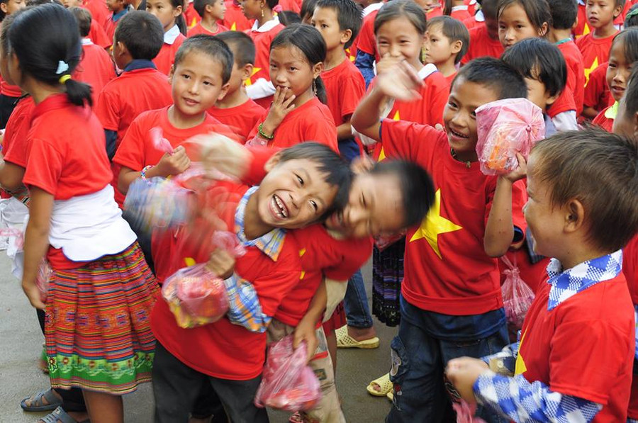 Những nụ cười thiên thần của các em bé sau khi nhận được quà từ quỹ "Khăn ấm cho em" Những nụ cười thiên thần của các em bé sau khi nhận được quà từ quỹ "Khăn ấm cho em"