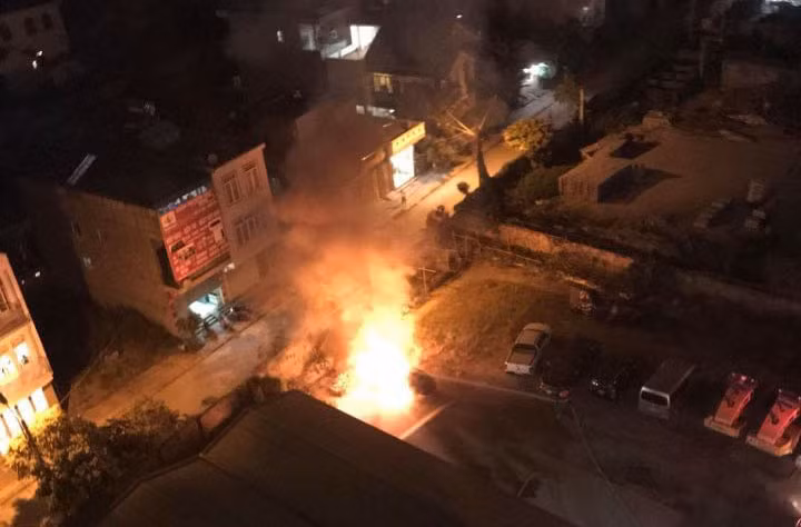 Hiện trường xe ô tô hiệu Mazda 3 bốc cháy dữ dội trong sân chung cư.