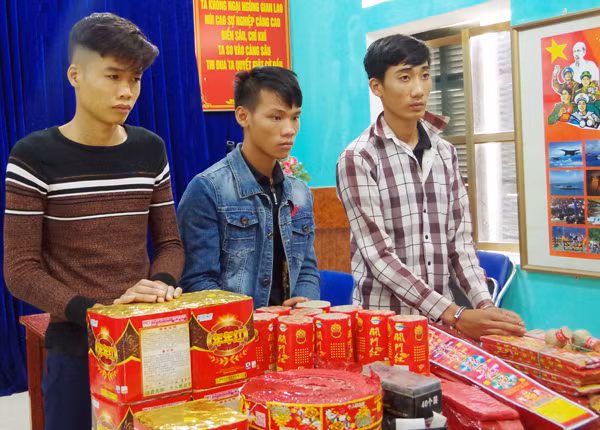 3 đối tượng bị bắt giữ cùng với tang vật.