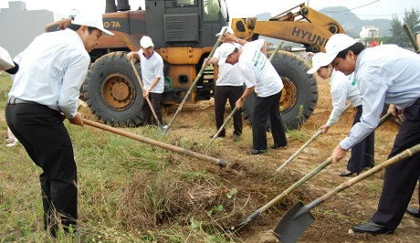 Ông Huỳnh Đức Thơ (đội mũ trắng ở giữa) - Chủ tịch UBND TP Đà Nẵng tham gia dọn cỏ dại. (Ảnh: H.N)