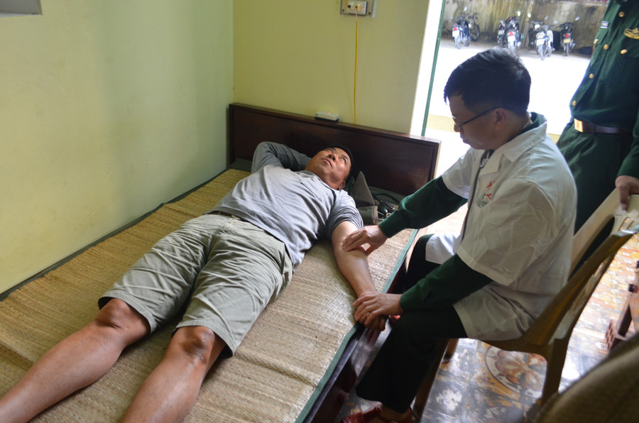 Đồn Biên phòng Cát Bà tiến hành chăm sóc y tế cho các thuyên viên