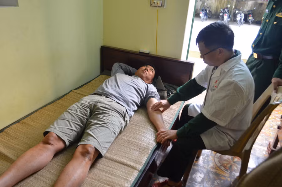 Đồn Biên phòng Cát Bà tiến hành chăm sóc y tế cho các thuyên viên