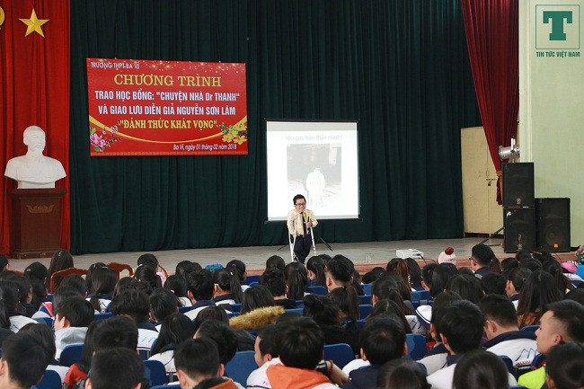Buổi lễ được diễn ra trước sự chứng kiến của hàng trăm giáo viên, học sinh trường THPT Ba Vì. (Ảnh Chí Hiếu) Buổi lễ được diễn ra trước sự chứng kiến của hàng trăm giáo viên, học sinh trường THPT Ba Vì. (Ảnh Chí Hiếu)