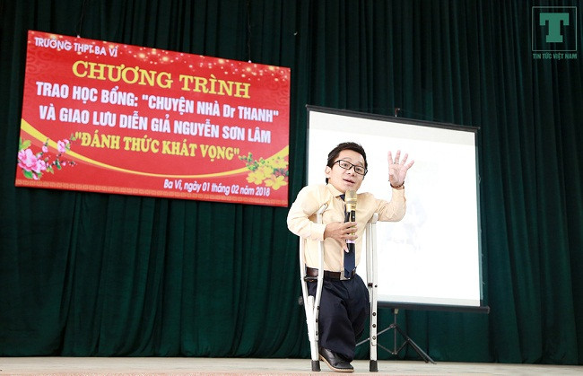 Diễn giả Sơn Lâm đã có buổi nói chuyện với các em học sinh, cùng các em “đánh thức khát vọng” trước ngưỡng cửa cuộc đời. (Ảnh Chí Hiếu) Diễn giả Sơn Lâm đã có buổi nói chuyện với các em học sinh, cùng các em “đánh thức khát vọng” trước ngưỡng cửa cuộc đời. (Ảnh Chí Hiếu)