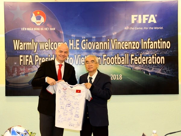 Chủ tịch Liên đoàn Bóng đá Việt Nam Lê Hùng Dũng tặng Chủ tịch FIFA Gianni Infantino chiếc áo lưu niệm với đầy đủ chữ ký của các thành viên đội tuyển U23 Quốc gia. (Nguồn: VFF)