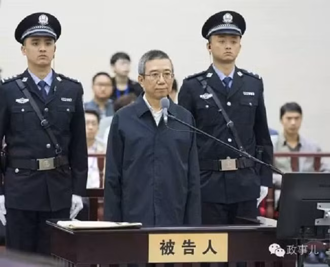 Phó Bí thư Tứ Xuyên Lý Xuân Thành ra tòa.