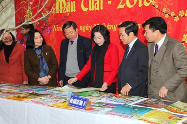 Đông đảo cán bộ, nhân dân tham quan, đọc báo tại Hội báo Xuân. Ảnh: TTXVN