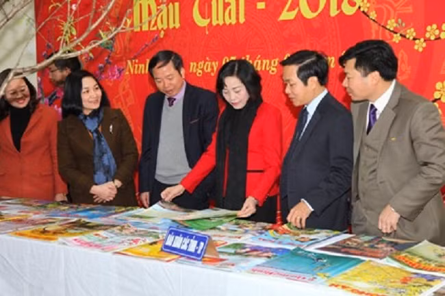 Đông đảo cán bộ, nhân dân tham quan, đọc báo tại Hội báo Xuân. Ảnh: TTXVN Đông đảo cán bộ, nhân dân tham quan, đọc báo tại Hội báo Xuân. Ảnh: TTXVN