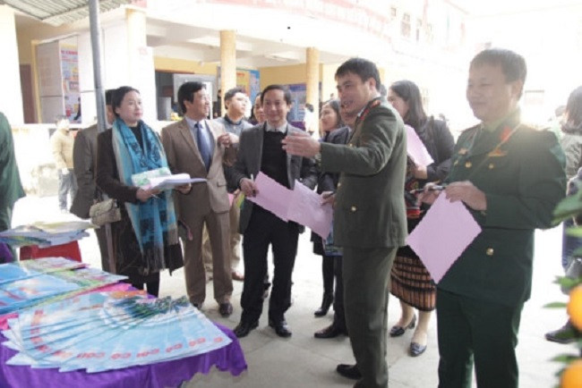 Ban tổ chức Hội báo Xuân Nghệ An nghe thuyết trình về số báo tết và chấm các gian trình bày báo. Ảnh: Báo GD&TĐ