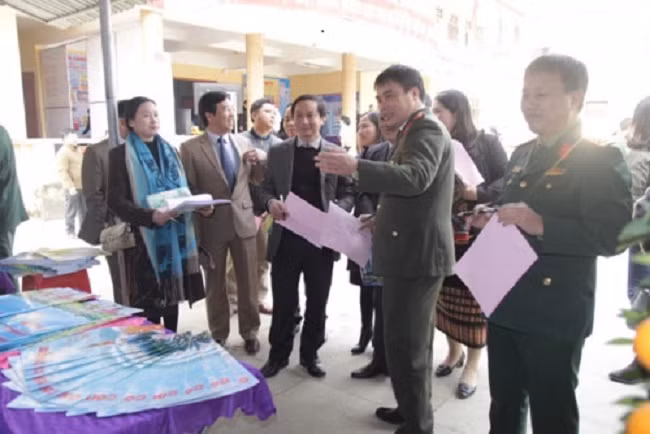 Ban tổ chức Hội báo Xuân Nghệ An nghe thuyết trình về số báo tết và chấm các gian trình bày báo. Ảnh: Báo GD&TĐ Ban tổ chức Hội báo Xuân Nghệ An nghe thuyết trình về số báo tết và chấm các gian trình bày báo. Ảnh: Báo GD&TĐ