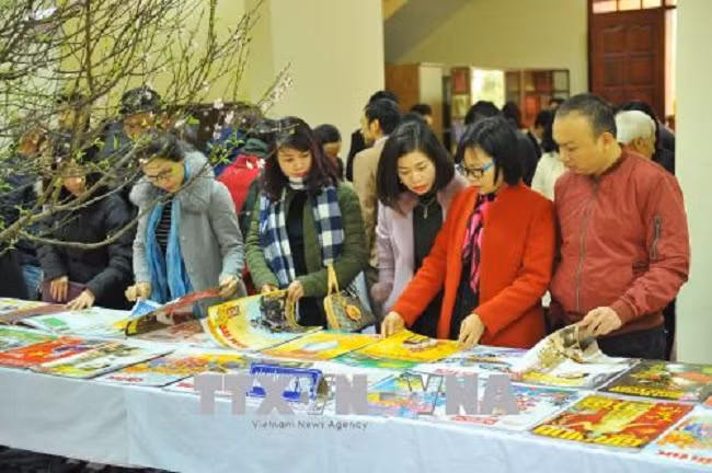 Đông đảo cán bộ, nhân dân tham quan, đọc báo tại Hội báo Xuân. Ảnh: TTXVN