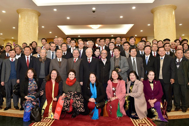 Tổng Bí thư chụp ảnh lưu niệm cùng các nhà khoa học, văn nghệ sĩ tham gia cuộc gặp mặt chúc tết. Tổng Bí thư chụp ảnh lưu niệm cùng các nhà khoa học, văn nghệ sĩ tham gia cuộc gặp mặt chúc tết.