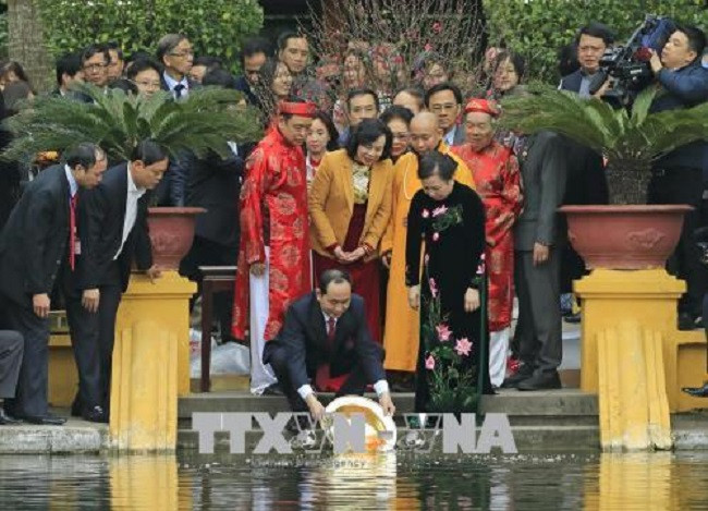 Chủ tịch nước Trần Đại Quang và Phu nhân cùng các đại biểu thực hiện nghi thức thả cá Chép tại Ao cá Bác Hồ. Ảnh: TTXVN Chủ tịch nước Trần Đại Quang và Phu nhân cùng các đại biểu thực hiện nghi thức thả cá Chép tại Ao cá Bác Hồ. Ảnh: TTXVN