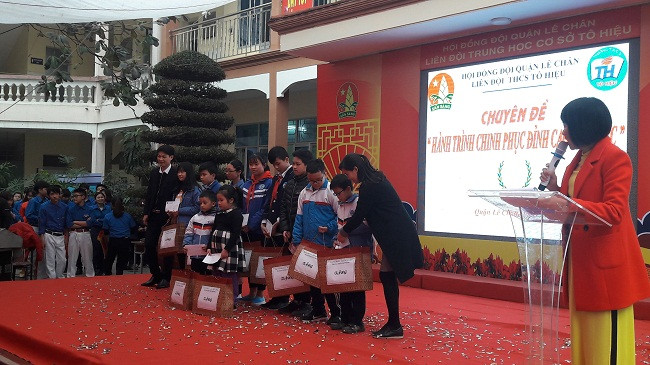 Hội Đồng Đội quận Lê Chân trao tặng quà cho 10 em học sinh có hoàn cảnh khó khăn giúp khích lệ các em học tập tốt hơn Hội Đồng Đội quận Lê Chân trao tặng quà cho 10 em học sinh có hoàn cảnh khó khăn giúp khích lệ các em học tập tốt hơn