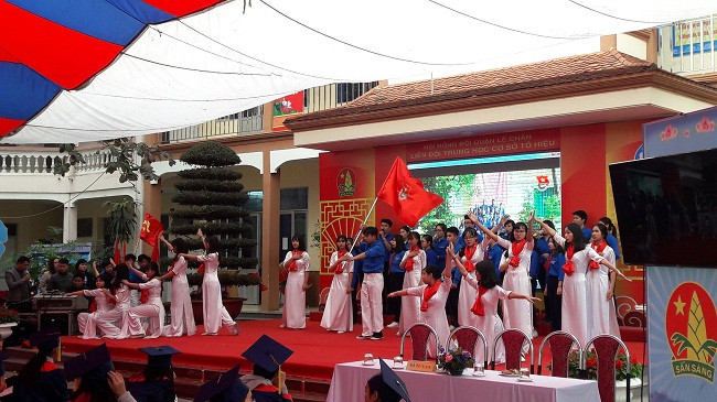 Tiết mục do câu lạc bộ Măng Non của trường THCS Tô Hiệu biểu diễn mở màn cho chương trình Tiết mục do câu lạc bộ Măng Non của trường THCS Tô Hiệu biểu diễn mở màn cho chương trình