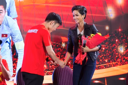 Câu chuyện ngượng ngùng, đơ cứng, cái bắt tay thật chặt…