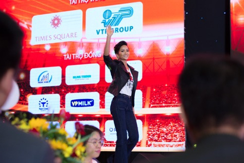 trang phục… trang phục…