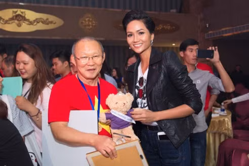 Hoa hậu H’hen Niê tặng gấu bông cho HLV Park Hang Seo