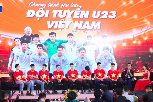 Hoa hậu H’hen Nie lần đầu tiên gặp mặt các cầu thủ U23