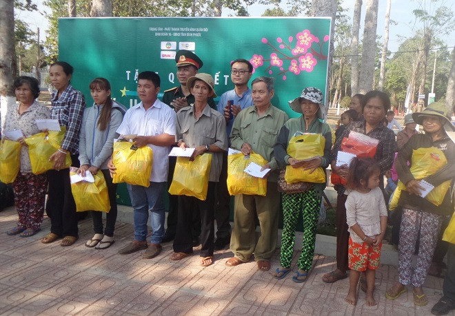 Các em học sinh và người dân háo hức nhận quà tết từ ban tổ chức Các em học sinh và người dân háo hức nhận quà tết từ ban tổ chức