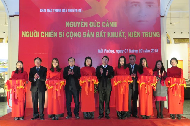 Các đại biểu cắt băng khai mạc triển lãm, ảnh: Cttđt