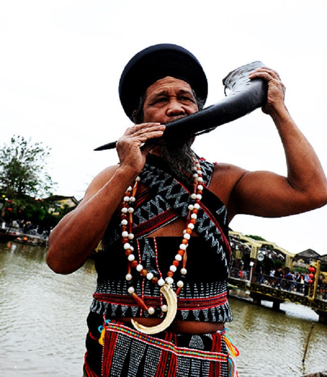 Nghệ sĩ dân tộc CơTu thổi kèn Par ngong (còn gọi là A sang) làm bằng sừng trâu.