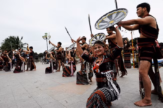 Tiết mục đoàn nghệ sĩ dân tộc CơTu ở huyện Tây Giang.